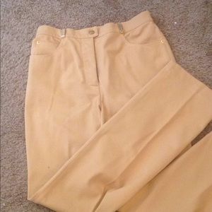 St. John stretch Jeans😎 between a off white with